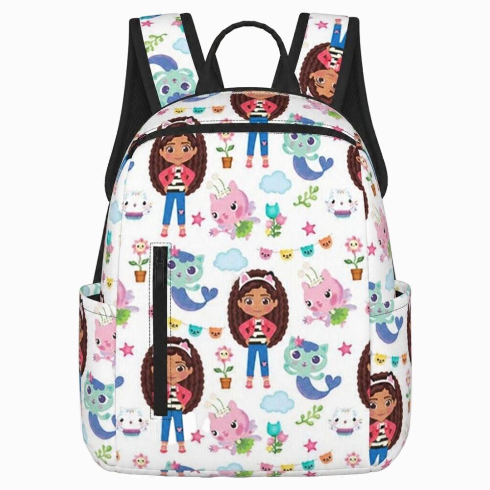 Un cartable Gabby Chat fun et mignon blanc avec des motifs colorés de petite fille, de chats et d’étoiles, avec des bretelles noires et des poches sur les côtés.
