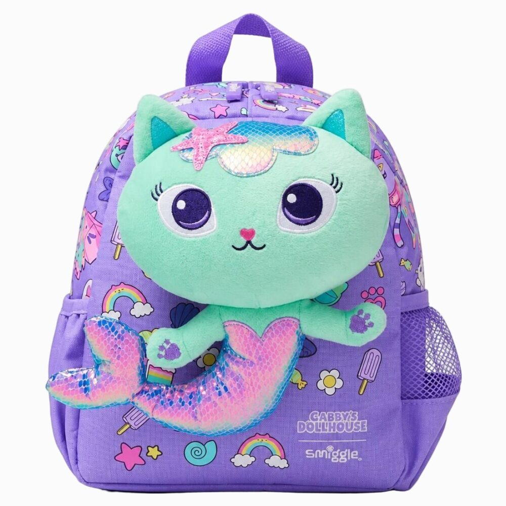 Un cartable Gabby Chat Marine le chat-sirène violet avec un grand visage de chat vert menthe, une queue de sirène brillante et un fond rempli de petits dessins colorés.