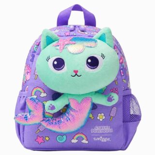 Un cartable Gabby Chat Marine le chat-sirène violet avec un grand visage de chat vert menthe, une queue de sirène brillante et un fond rempli de petits dessins colorés.