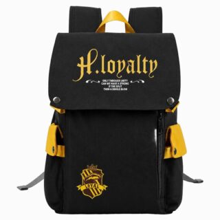 Un cartable Harry Potter aux couleurs de Poufsouffle noir et jaune, avec rabat et bretelles, posé sur fond blanc.