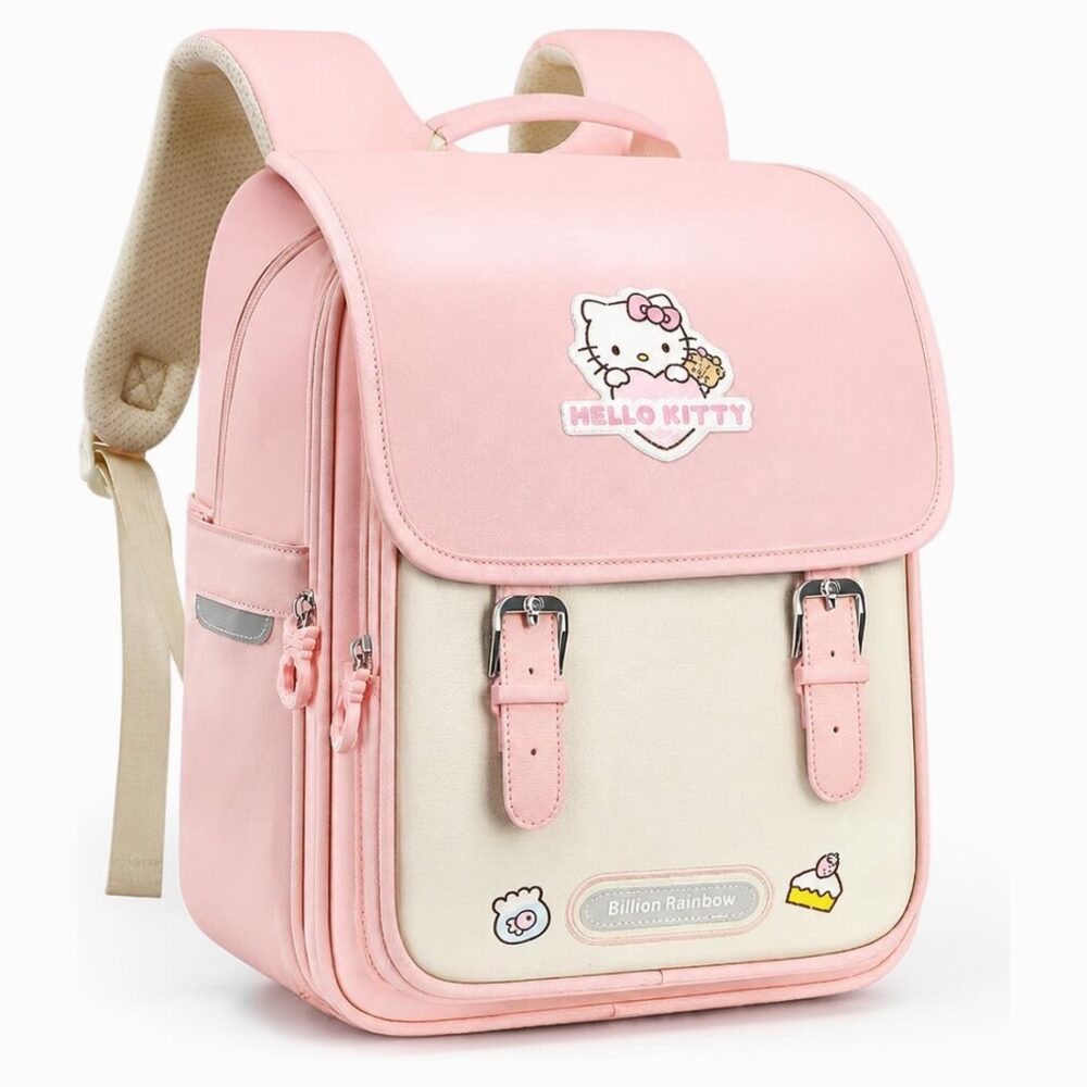 Un cartable Hello Kitty en cuir vegan rose et beige avec rabat, bretelles rembourrées et petits dessins mignons, posé sur fond blanc.