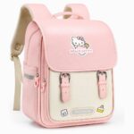 Un cartable Hello Kitty en cuir vegan rose et beige avec rabat, bretelles rembourrées et petits dessins mignons, posé sur fond blanc.