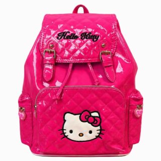 Un cartable Hello Kitty en cuir vegan vernis rose vif, avec face matelassée, logo Hello Kitty et poches à l’avant, posé sur fond blanc.
