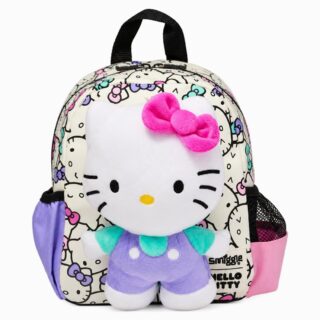 Un cartable Hello Kitty avec peluche détachable, décoré de petits visages Hello Kitty et d’une peluche rose et blanche à l’avant, avec des poches latérales colorées.