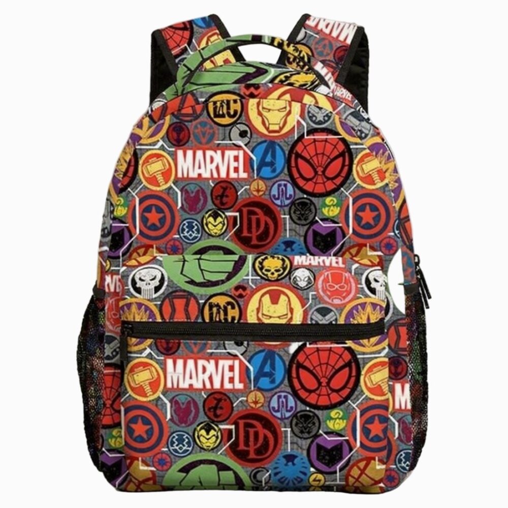 Un cartable Marvel Avengers coloré pour école primaire, avec plein de logos de super-héros sur le devant, une grande poche et des bretelles noires, sur fond blanc.