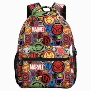 Un cartable Marvel Avengers coloré pour école primaire, avec plein de logos de super-héros sur le devant, une grande poche et des bretelles noires, sur fond blanc.