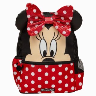Un cartable Minnie à pois en 3D rouge et noir, avec un grand nœud rouge à pois blancs, le visage de Minnie sur l’avant et des poches sur les côtés, sur fond blanc.