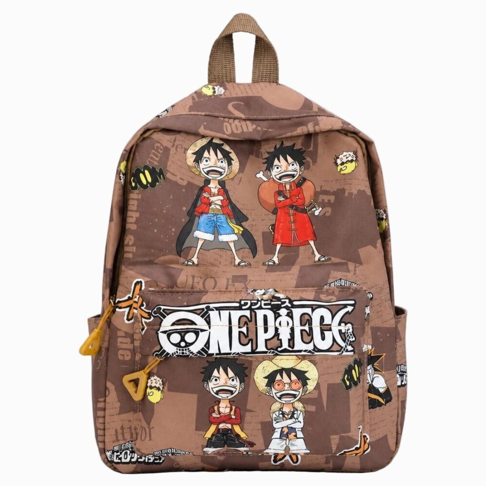 Un cartable One Piece Luffy dans plusieurs tenues, de couleur marron, avec des dessins du héros en plusieurs habits et une grande poche zippée à l’avant.