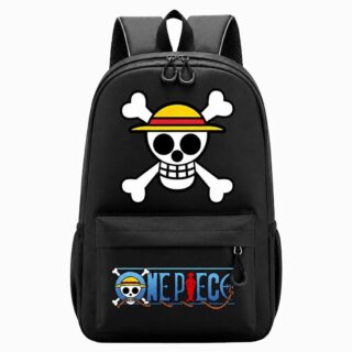 Un cartable One Piece symbole de l'équipage de Luffy noir avec un grand crâne au chapeau de paille et une poche avant décorée du logo, sur fond blanc.