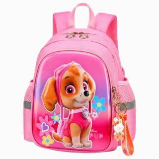 Un cartable Pat'Patrouille Stella pour maternelle rose, avec la petite chienne Stella sur le devant et un porte-clés suspendu, posé sur fond blanc.