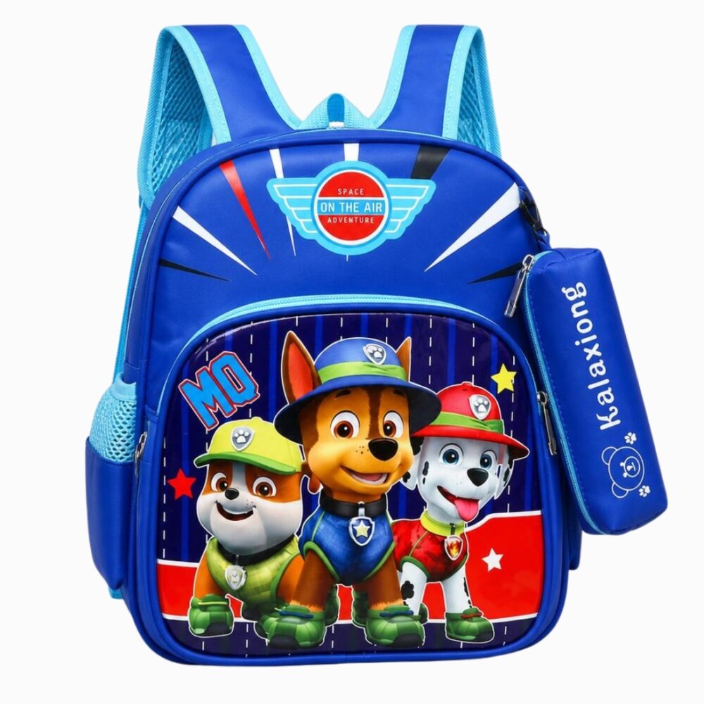 Un cartable Pat'Patrouille avec trousse bleu, avec les chiens de dessin animé sur le devant et des bretelles rembourrées, posé sur fond blanc.