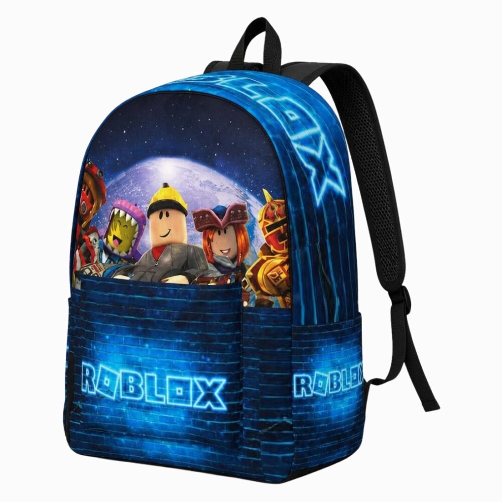 Un cartable Roblox bleu néon pour école primaire avec des personnages du jeu, fond bleu spatial et bretelles noires, posé sur fond blanc.
