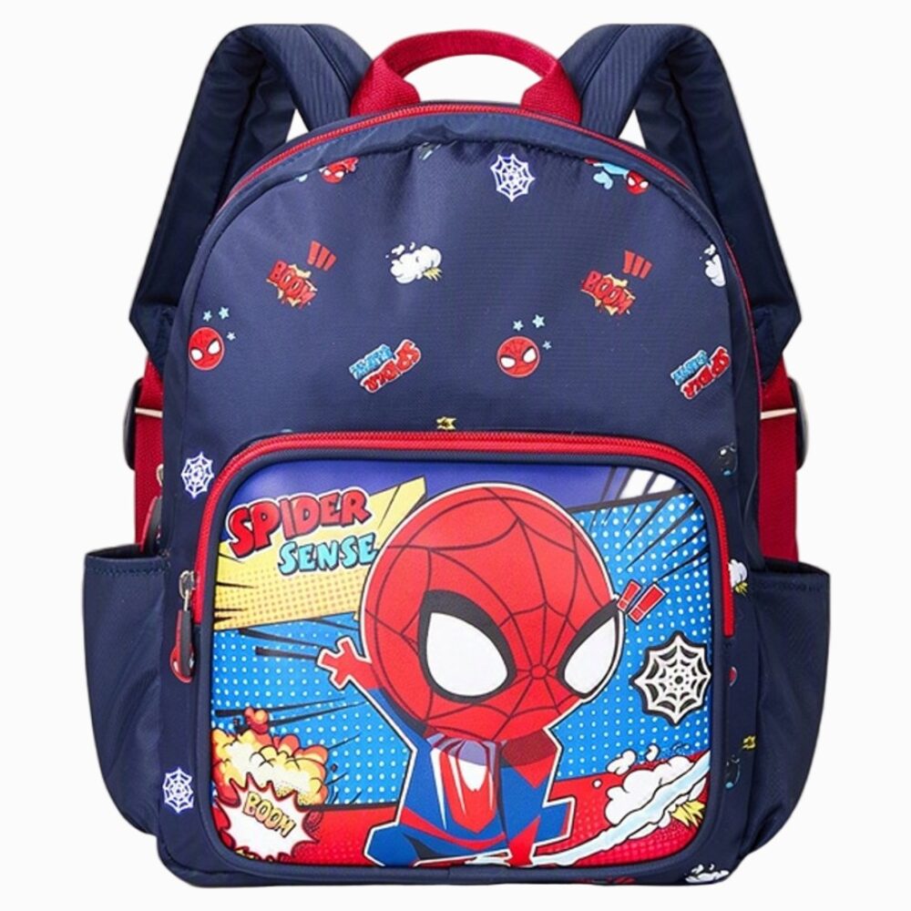 Un cartable Spiderman pour maternelle bleu marine et rouge, avec une grande tête de Spider-Man sur la poche avant et des motifs de toile, fait pour un petit enfant.