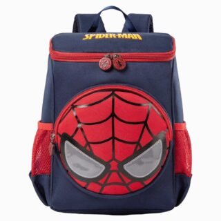 Un Cartable Spiderman pour maternelle et primaire bleu marine avec visage de Spider-Man rouge sur le devant, grande fermeture éclair et bretelles, posé sur fond blanc.