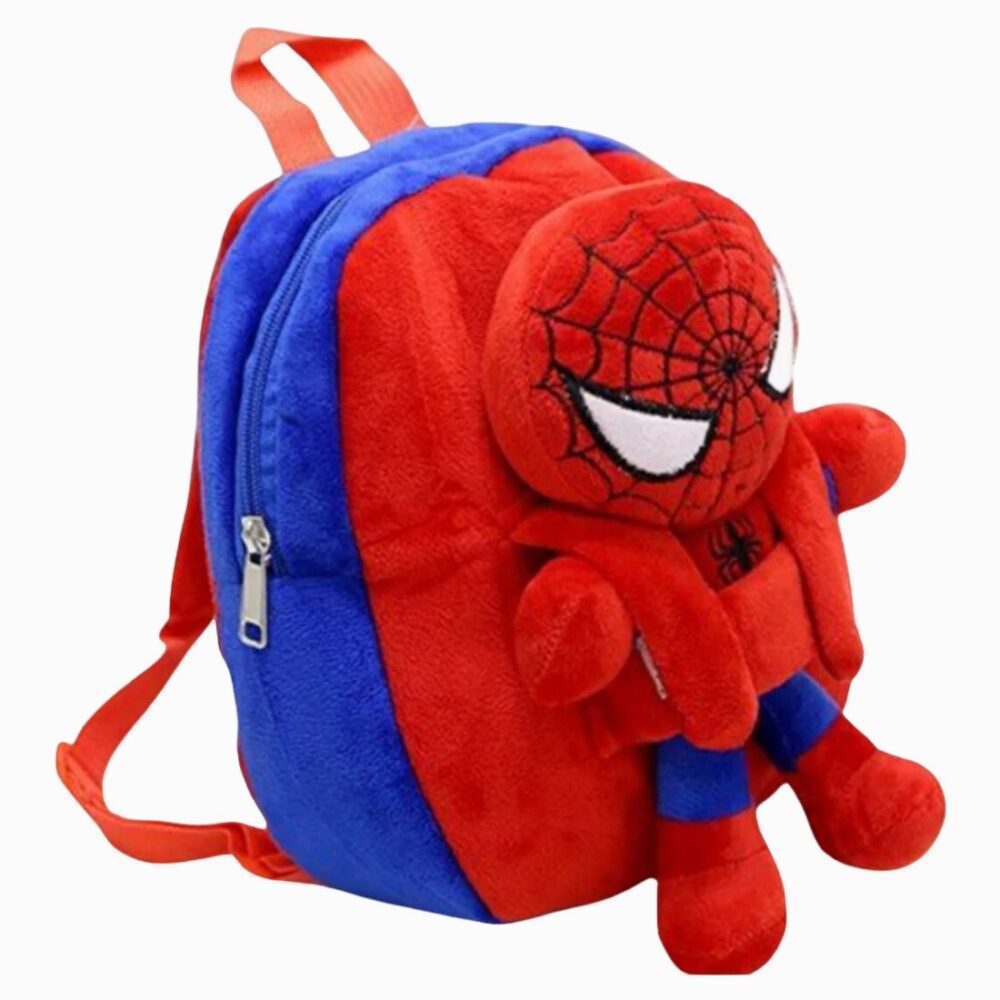Un cartable Spiderman en peluche rouge et bleu, avec une tête et des bras en forme de Spiderman, posé sur fond blanc.