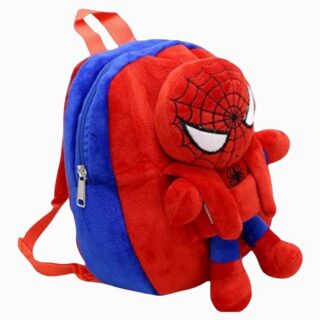 Un cartable Spiderman en peluche rouge et bleu, avec une tête et des bras en forme de Spiderman, posé sur fond blanc.
