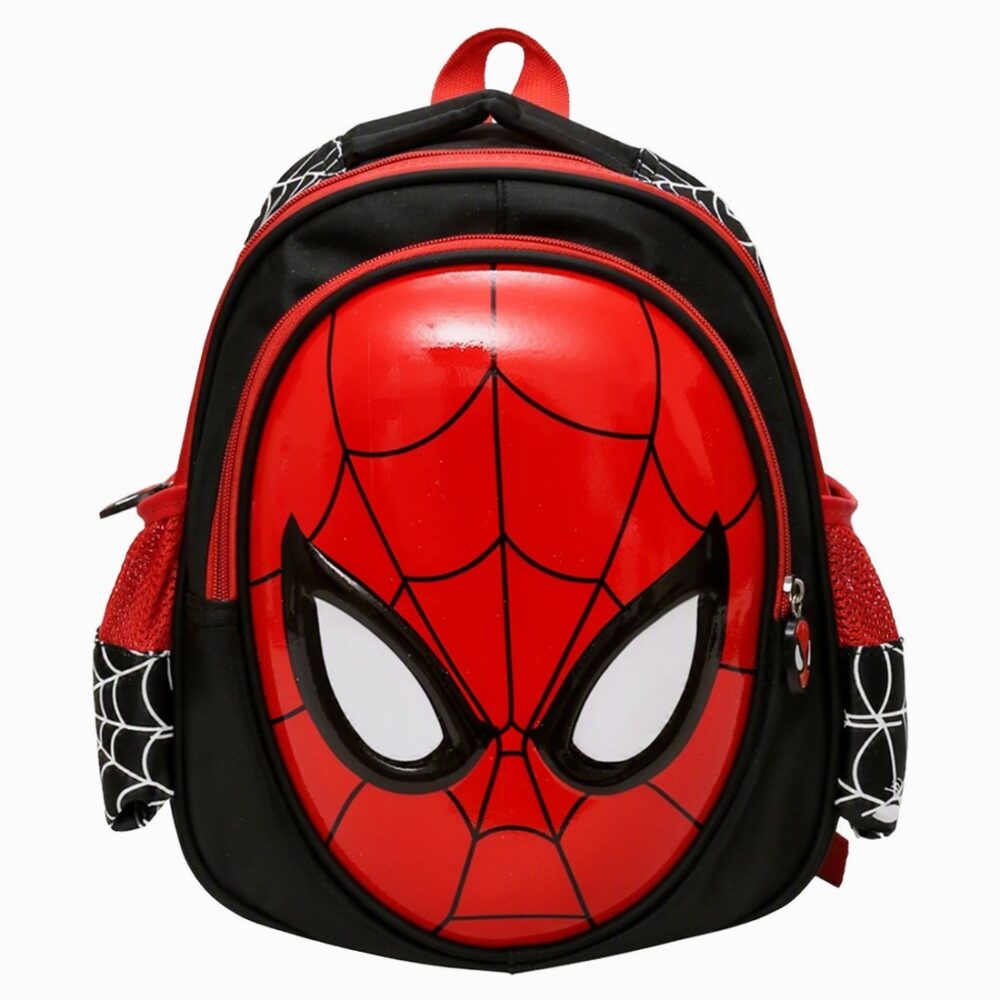 Un cartable Spiderman petit format noir et rouge avec le visage de Spider-Man sur le devant, et des poches sur les côtés, posé sur fond blanc.
