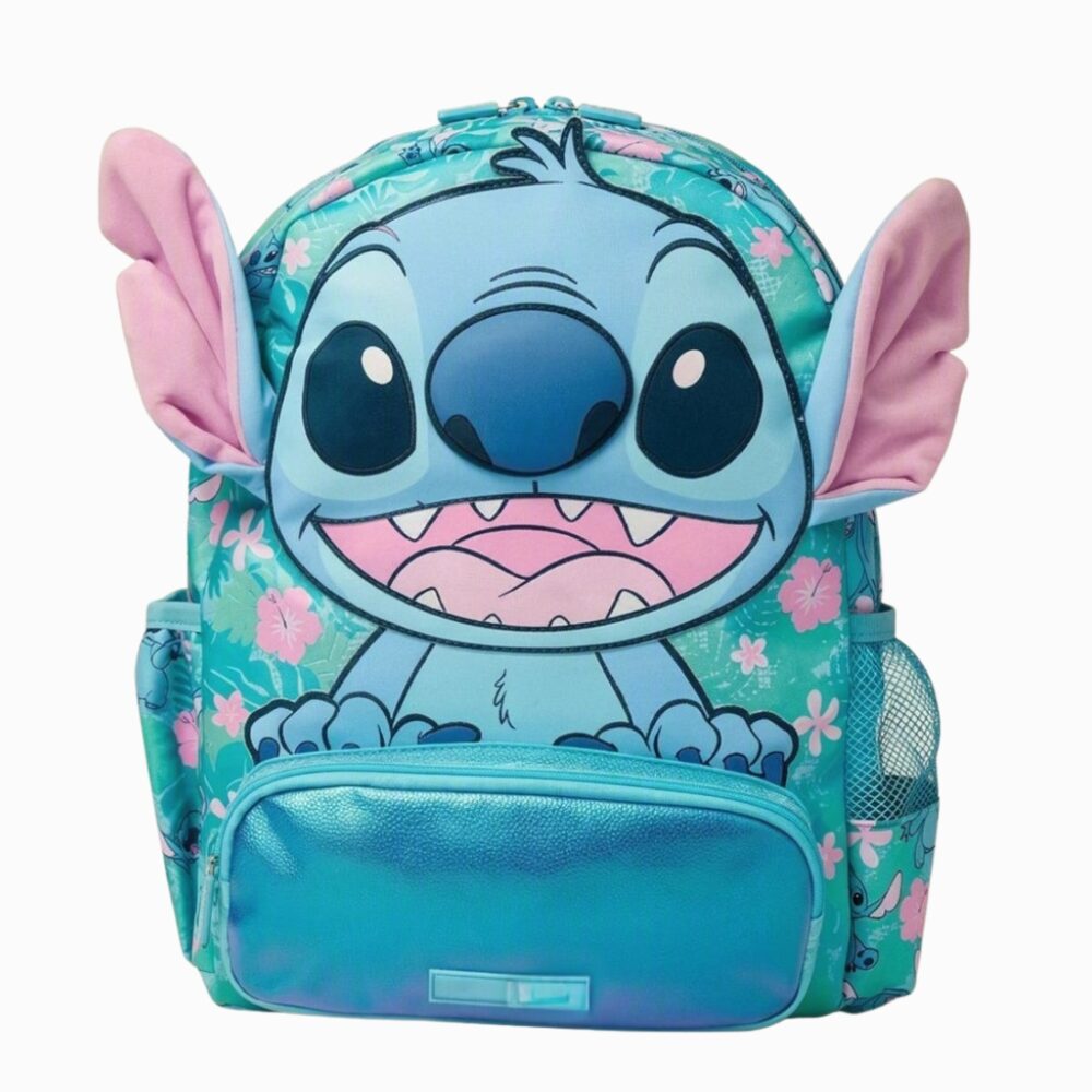 Un cartable Stitch en 3D pour maternelle bleu turquoise, avec grand visage de Stitch, grandes oreilles roses, poche avant brillante et petites poches sur les côtés.