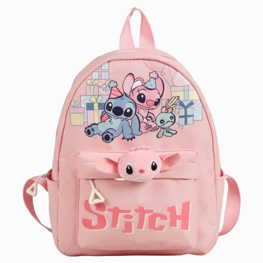 Un cartable Stitch Angel et Scrump rose pour enfant, avec Stitch, Angel et Scrump dessinés dessus, une poche devant et une petite tête de Stitch en relief, sur fond blanc.