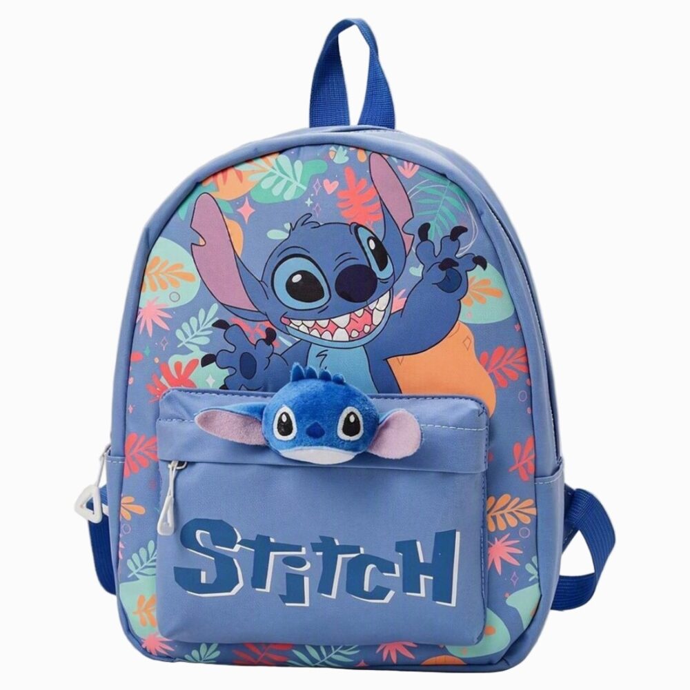 Un cartable Stitch bleu pour maternelle avec un dessin de Stitch, une petite poche devant et des bretelles bleues sur fond blanc.