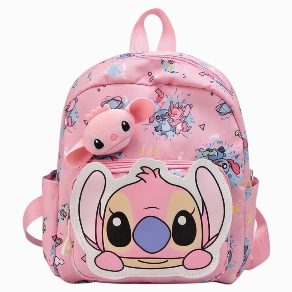 Un cartable Stitch pour fille en maternelle rose, avec un grand dessin de Stitch et une petite peluche sur le devant, posé sur fond blanc.