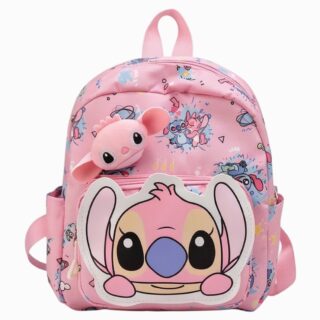 Un cartable Stitch pour fille en maternelle rose, avec un grand dessin de Stitch et une petite peluche sur le devant, posé sur fond blanc.