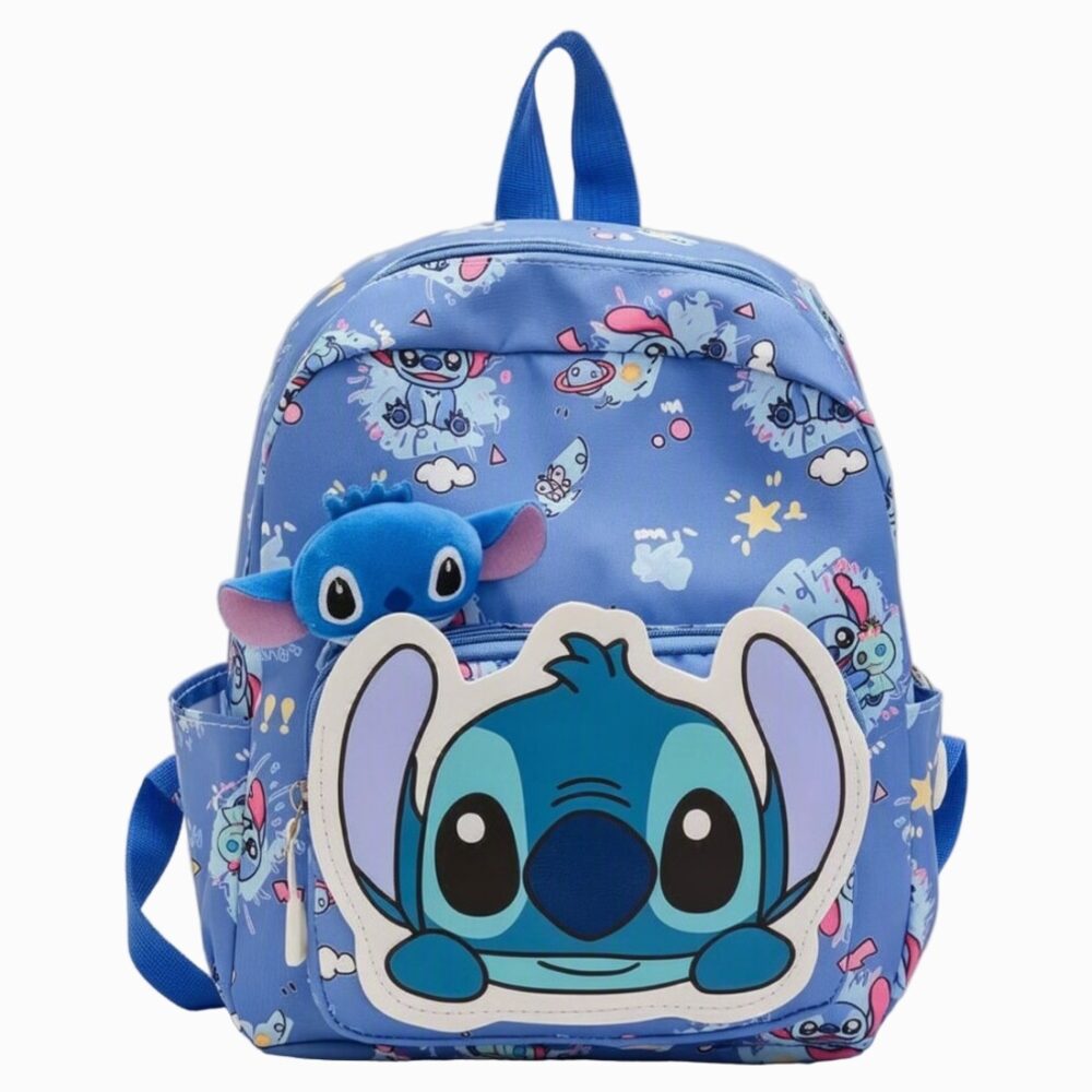 Un cartable Stitch pour garçon en maternelle bleu, avec un grand visage de Stitch à l’avant et de petits motifs du personnage sur fond clair.