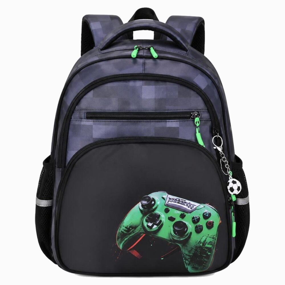 Un cartable CE1 spacieux pour garçon noir et gris, avec plusieurs poches et un dessin de manette de jeu verte, posé sur fond blanc.