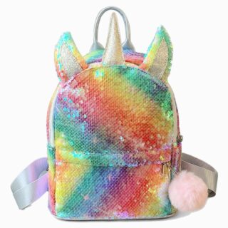 Un cartable arc-en-ciel et licorne brillant, avec des oreilles, une corne dorée et des bretelles grises, posé sur fond blanc.